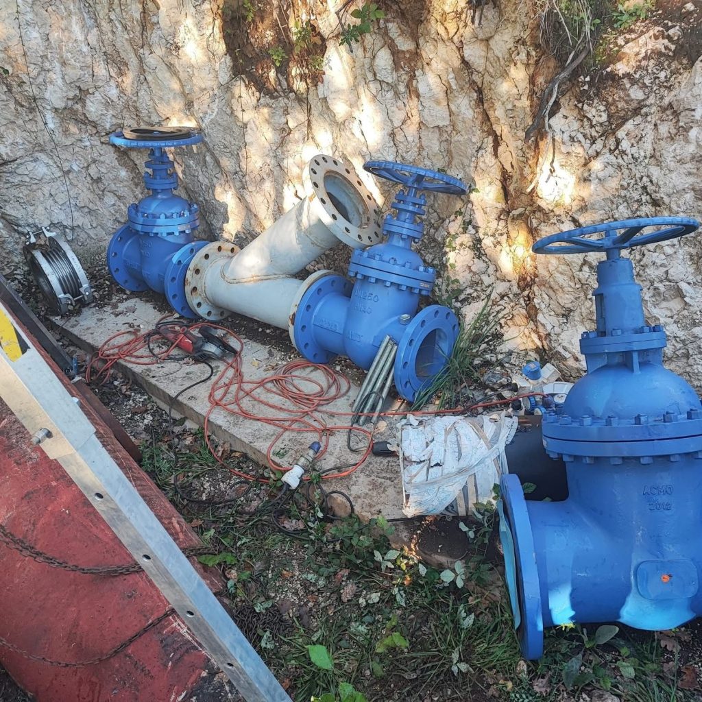 Cassano Irpino, grave guasto alla pompa dell’acquedotto: lavori in corso per il ripristino.(Foto)