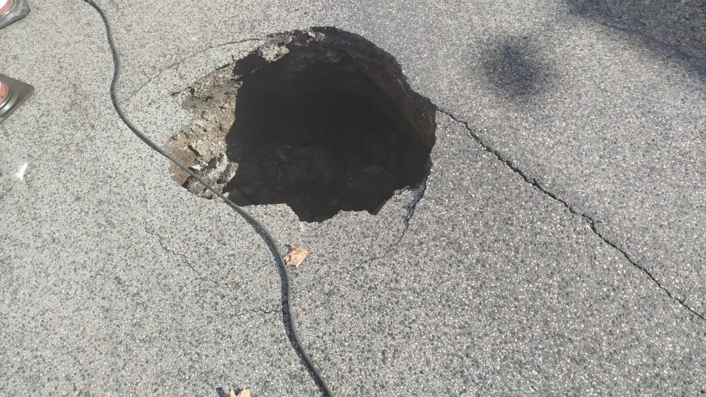 Baiano – Pericolo sulla SS7 Bis, “via Nazionale delle Puglie”, si apre una buca sl manto stradale