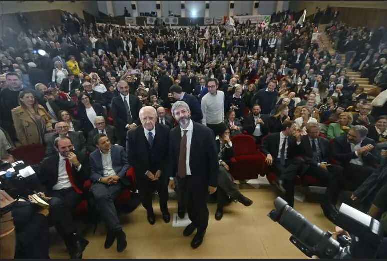 Campania, Fico e De Luca uniti sul palco: “Coalizione coesa, lavoriamo insieme per far crescere la Regione”