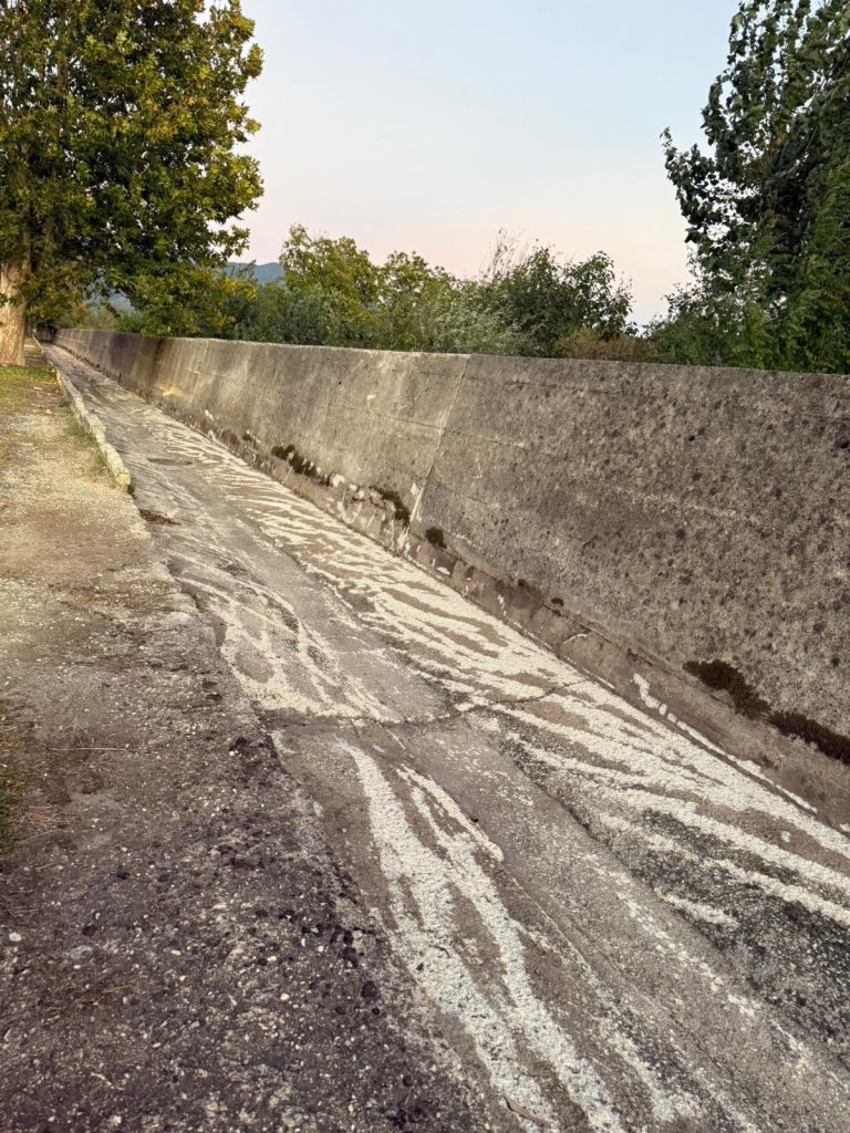 Tufino, pulizia a regola d’arte del canale di scolo lungo via Nazionale delle Puglie: un plauso all’amministrazione comunale
