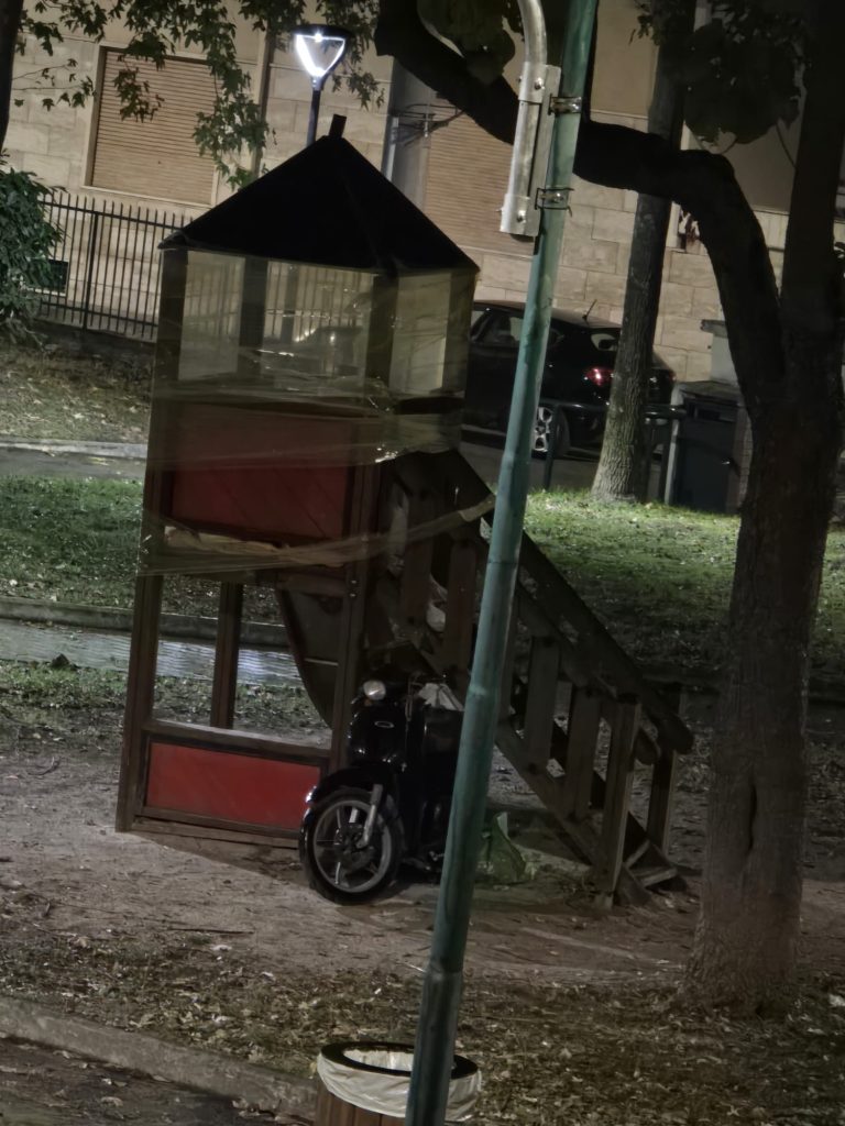 Sperone. Presenza di un minore in difficoltà accampatosi nella Villa Comunale. Nonostante le segnalazioni nessuno interviene