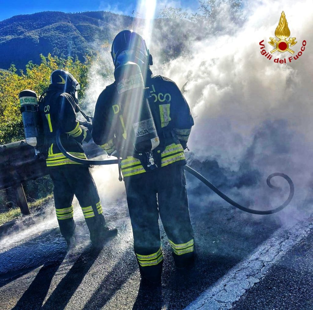 Auto in fiamme sull’A16: paura ma nessun ferito