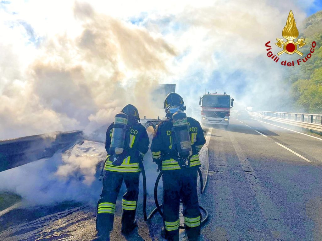 Auto in fiamme sull’A16: paura ma nessun ferito