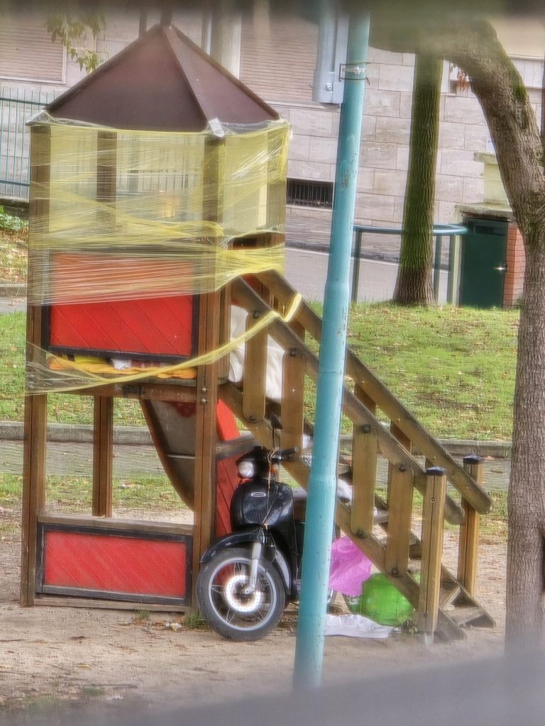 Sperone. Presenza di un minore in difficoltà accampatosi nella Villa Comunale. Nonostante le segnalazioni nessuno interviene