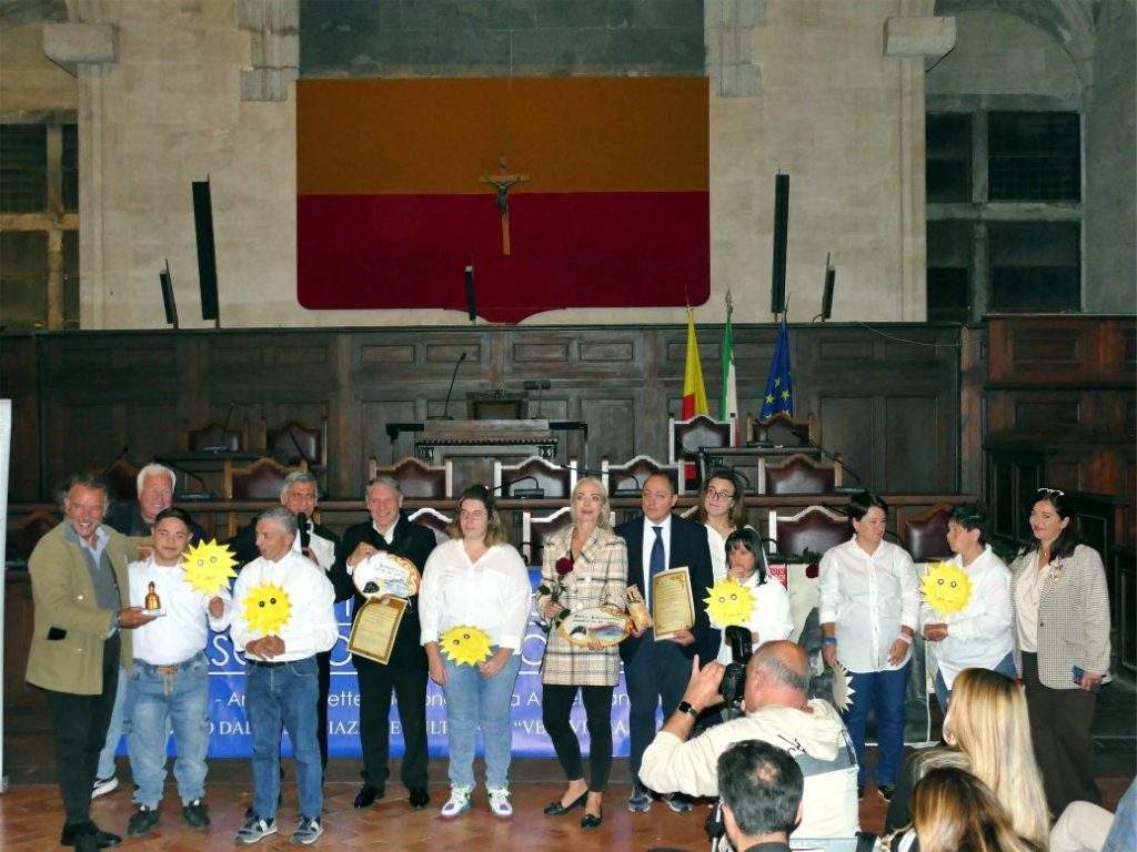Al Maschio Angioino trionfa la XII Edizione del Premio “Ambasciatore del Sorriso”. Una serata di arte, solidarietà e memoria dedicata al tenore Enrico Caruso