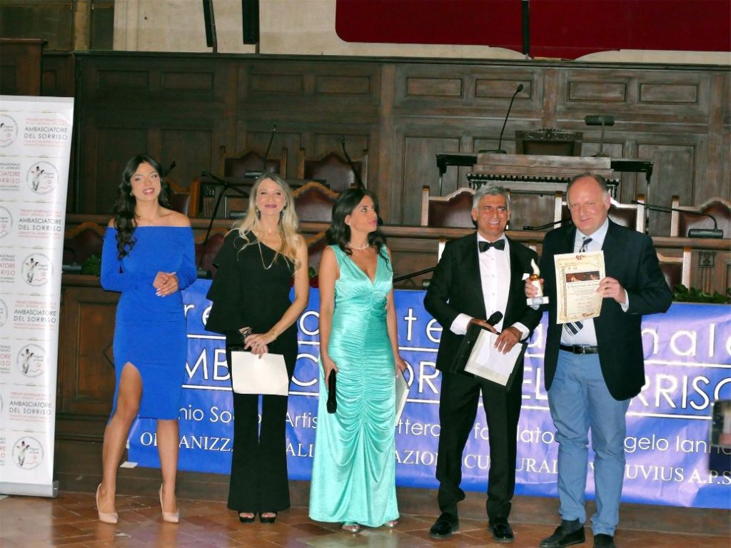 Al Maschio Angioino trionfa la XII Edizione del Premio “Ambasciatore del Sorriso”. Una serata di arte, solidarietà e memoria dedicata al tenore Enrico Caruso