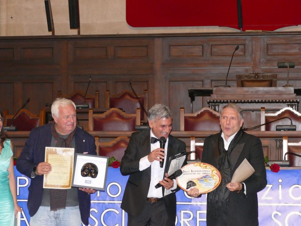 Al Maschio Angioino trionfa la XII Edizione del Premio “Ambasciatore del Sorriso”. Una serata di arte, solidarietà e memoria dedicata al tenore Enrico Caruso