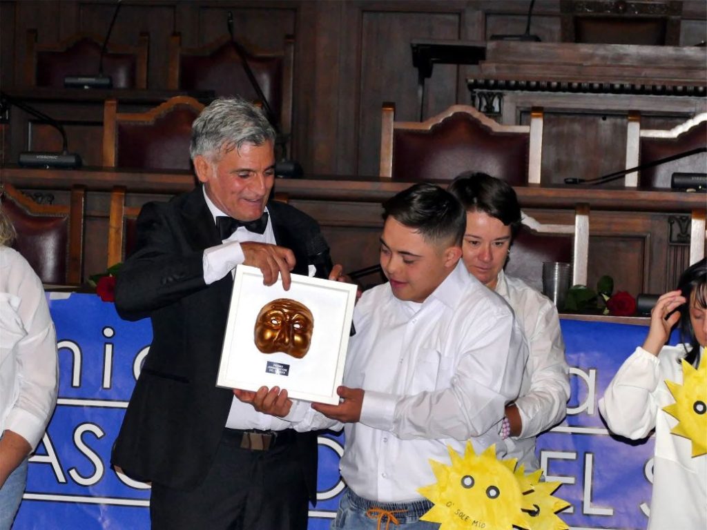 Al Maschio Angioino trionfa la XII Edizione del Premio “Ambasciatore del Sorriso”. Una serata di arte, solidarietà e memoria dedicata al tenore Enrico Caruso