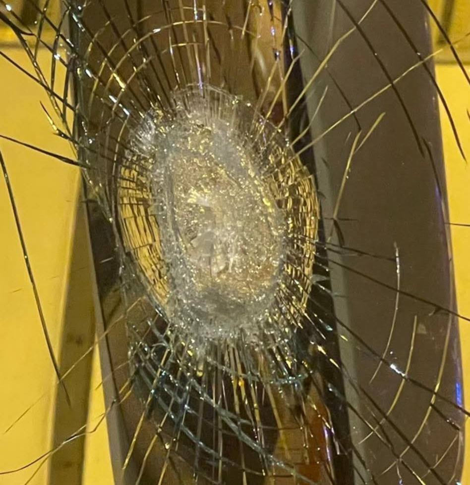 Bottiglia lanciata dal cavalcavia colpisce bus AIR: ferito l’autista. AIR e CGIL: “Atto vandalico gravissimo, servono tutele”