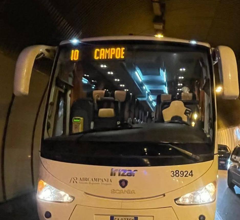 Bottiglia lanciata dal cavalcavia colpisce bus AIR: ferito l’autista. AIR e CGIL: “Atto vandalico gravissimo, servono tutele”