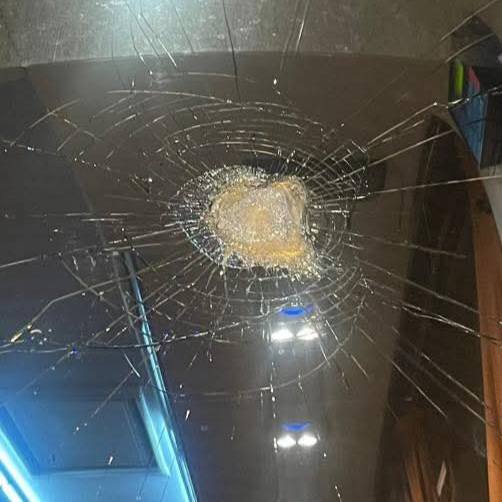 Bottiglia lanciata dal cavalcavia colpisce bus AIR: ferito l’autista. AIR e CGIL: “Atto vandalico gravissimo, servono tutele”