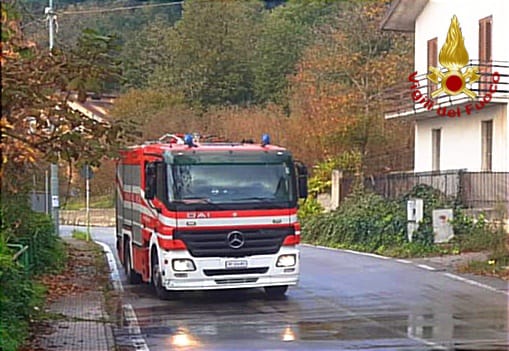 Auto in fiamme sulla Provinciale 164 a Grottolella: nessun ferito