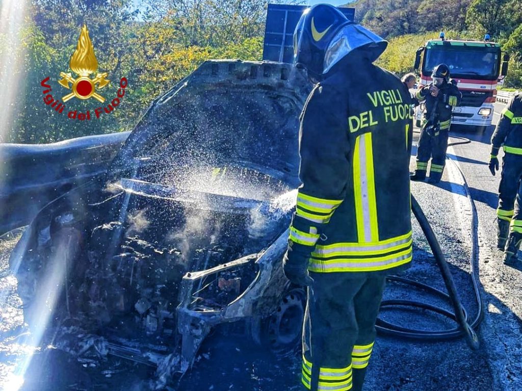 Auto in fiamme sull’A16: paura ma nessun ferito