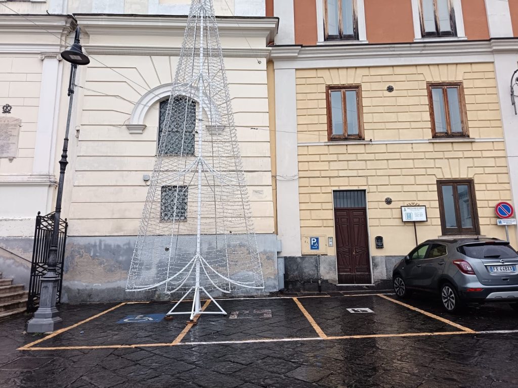 Mugnano del Cardinale, l’albero di Natale installato su uno stallo per disabili: arrivano le precisazioni del Comune