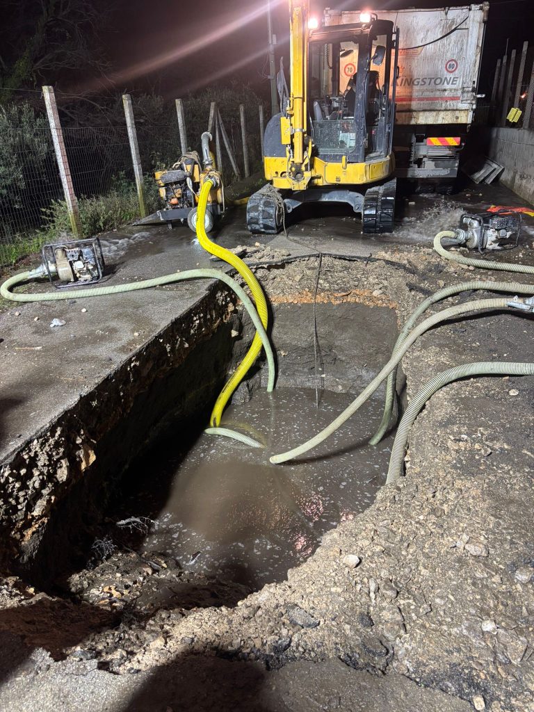 Sarno, rottura di una condotta idrica in via Mura d’Arci: lavori in corso, ripristino previsto entro lunedì mattina