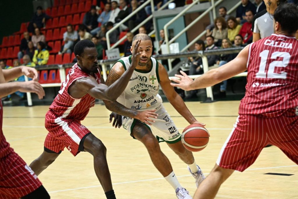 SCANDONE AVELLINO TRAVOLGENTE: DOMINATA CAIAZZO AL DEL MAURO (93 56)