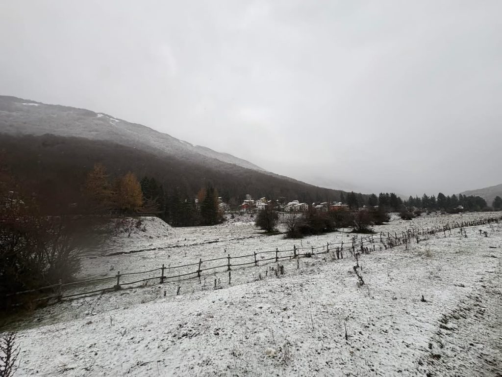Neve al Lago Laceno: l’inverno arriva in anticipo sull’Alta Irpinia