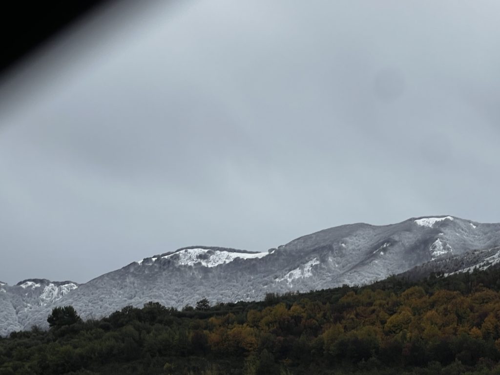 Sabato invernale anche in Bassa Irpinia: la montagna si veste di bianco e annuncia l’arrivo dell’inverno
