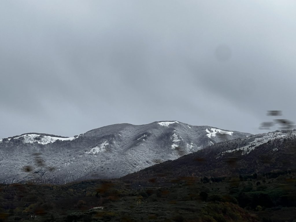 Sabato invernale anche in Bassa Irpinia: la montagna si veste di bianco e annuncia l’arrivo dell’inverno