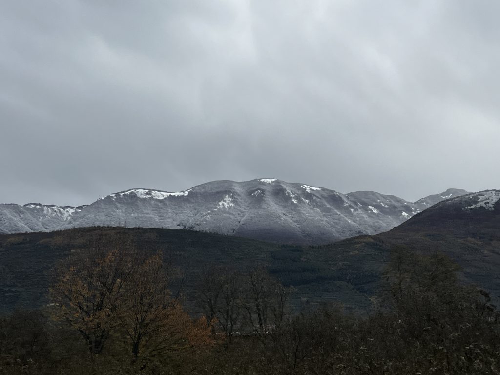 Sabato invernale anche in Bassa Irpinia: la montagna si veste di bianco e annuncia l’arrivo dell’inverno