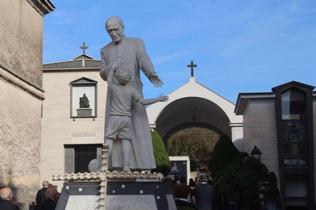 Visciano, la comunità si raccoglie per la Commemorazione dei Defunti: il pellegrinaggio sulle orme di Padre Arturo D’Onofrio