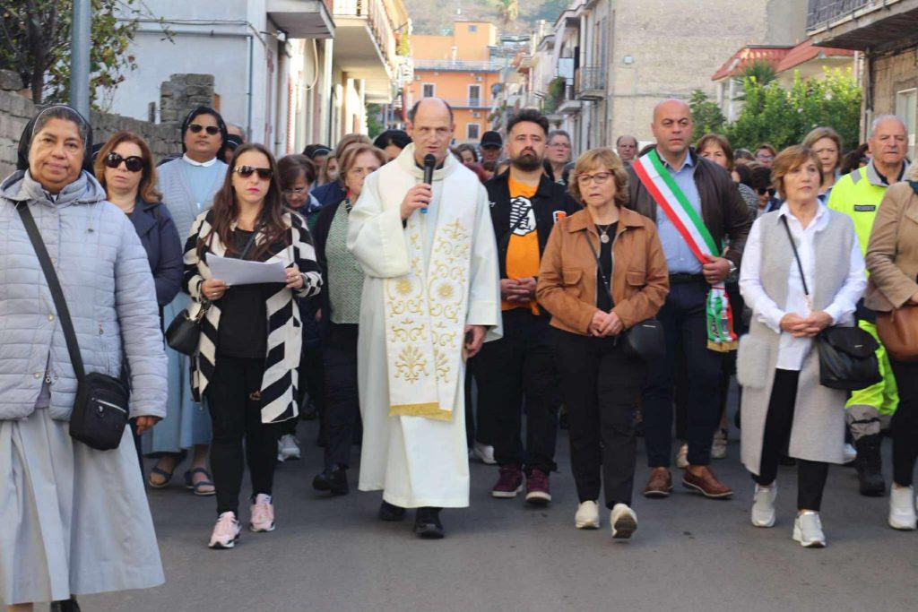 Visciano, la comunità si raccoglie per la Commemorazione dei Defunti: il pellegrinaggio sulle orme di Padre Arturo D’Onofrio