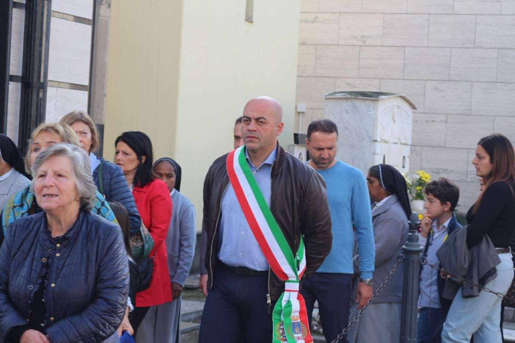 Visciano, la comunità si raccoglie per la Commemorazione dei Defunti: il pellegrinaggio sulle orme di Padre Arturo D’Onofrio
