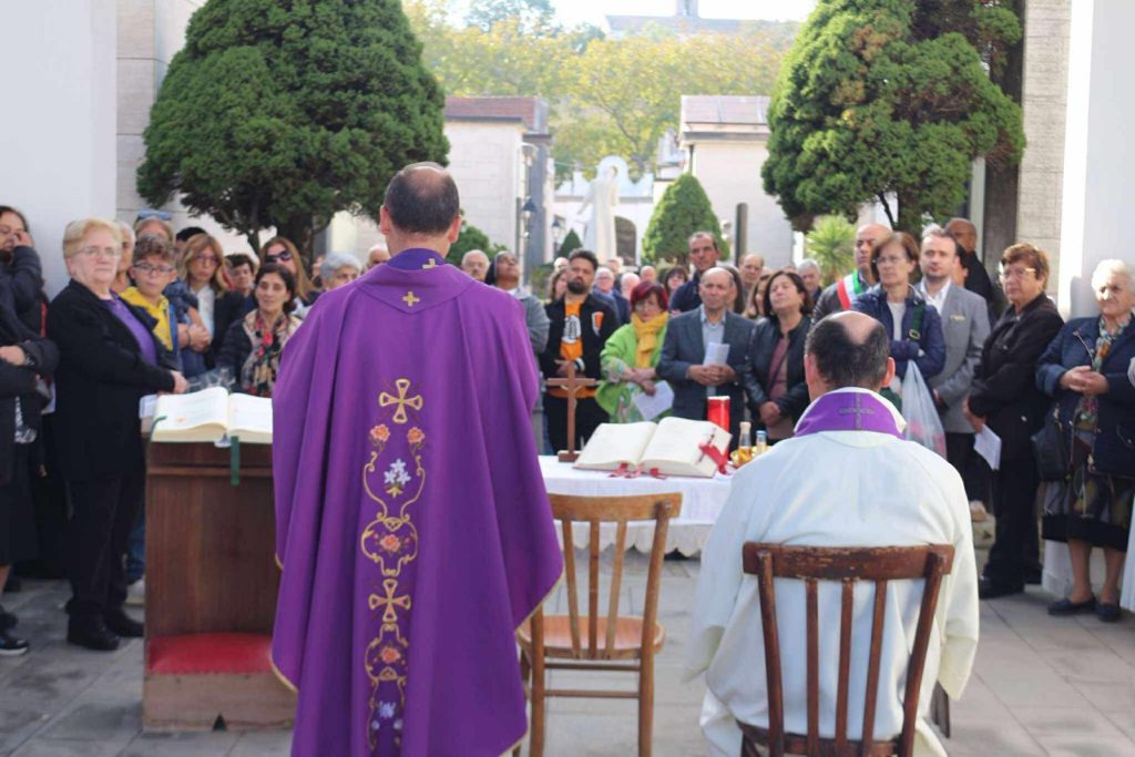 Visciano, la comunità si raccoglie per la Commemorazione dei Defunti: il pellegrinaggio sulle orme di Padre Arturo D’Onofrio