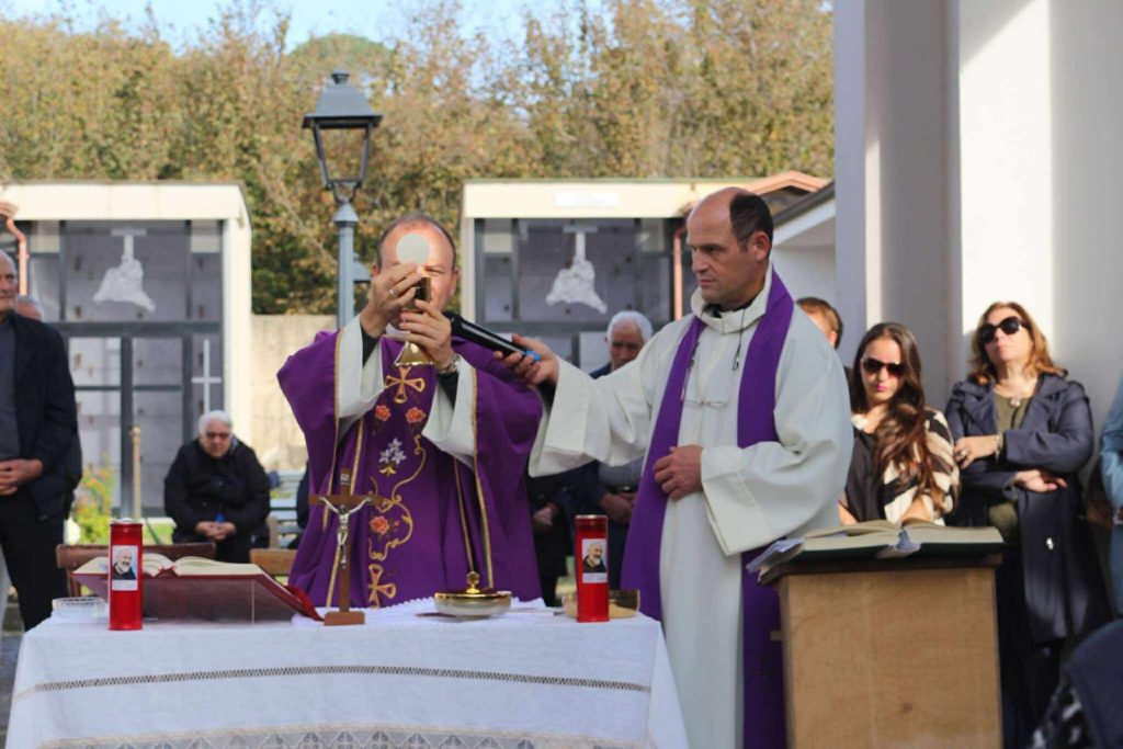 Visciano, la comunità si raccoglie per la Commemorazione dei Defunti: il pellegrinaggio sulle orme di Padre Arturo D’Onofrio