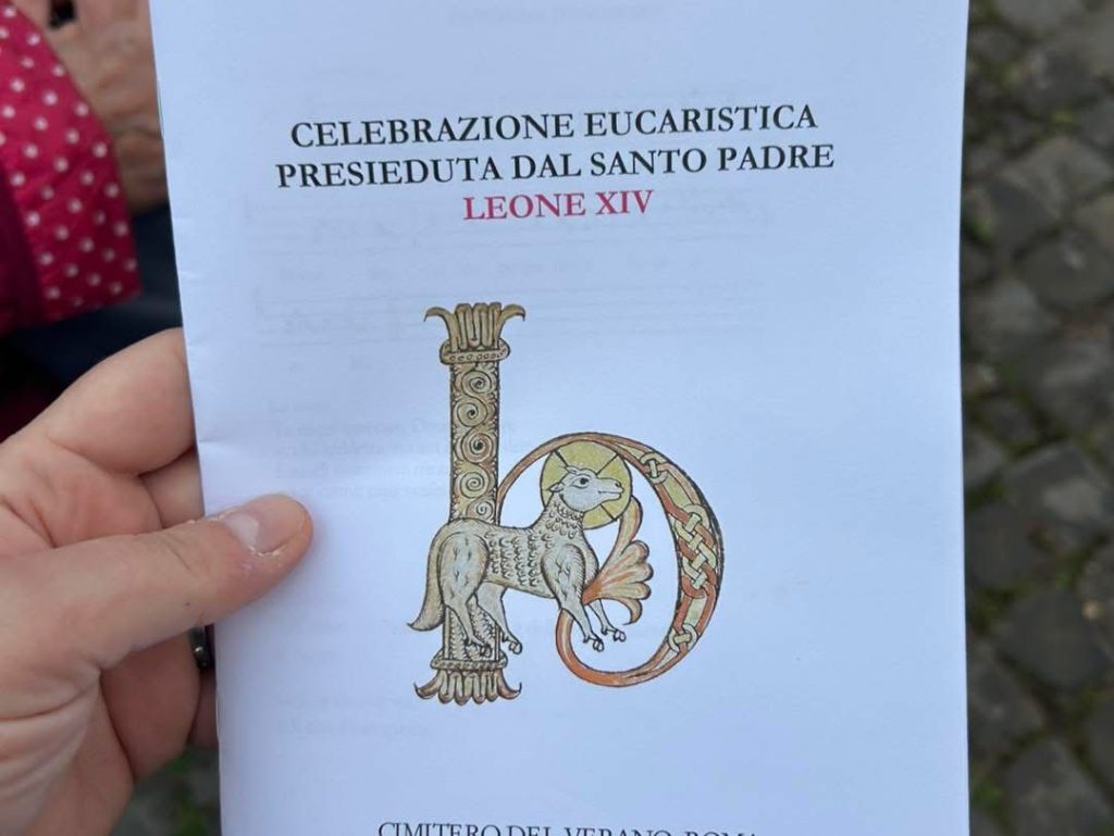 Papa Leone XIV in raccoglimento alla tomba di San Pietro e dei suoi predecessori dopo la Messa al Verano