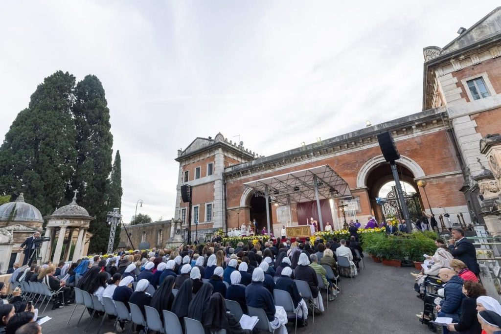 Papa Leone XIV in raccoglimento alla tomba di San Pietro e dei suoi predecessori dopo la Messa al Verano