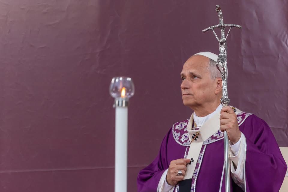 Papa Leone XIV in raccoglimento alla tomba di San Pietro e dei suoi predecessori dopo la Messa al Verano