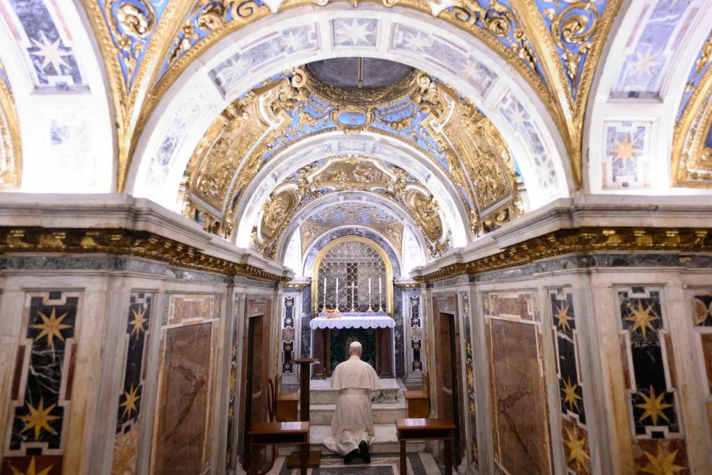 Papa Leone XIV in raccoglimento alla tomba di San Pietro e dei suoi predecessori dopo la Messa al Verano