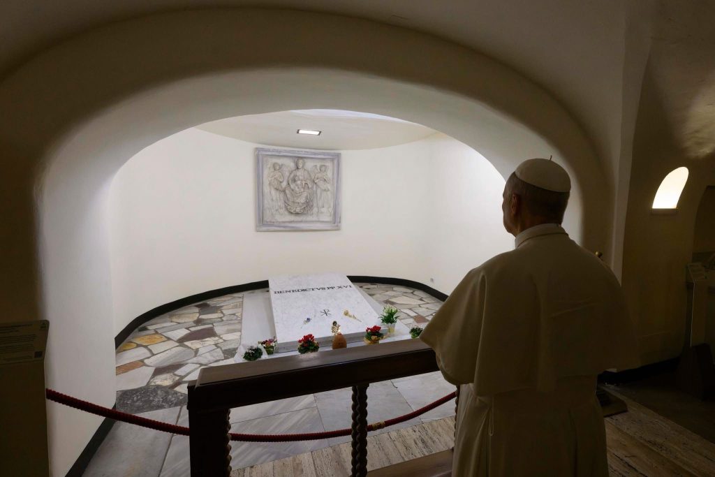 Papa Leone XIV in raccoglimento alla tomba di San Pietro e dei suoi predecessori dopo la Messa al Verano