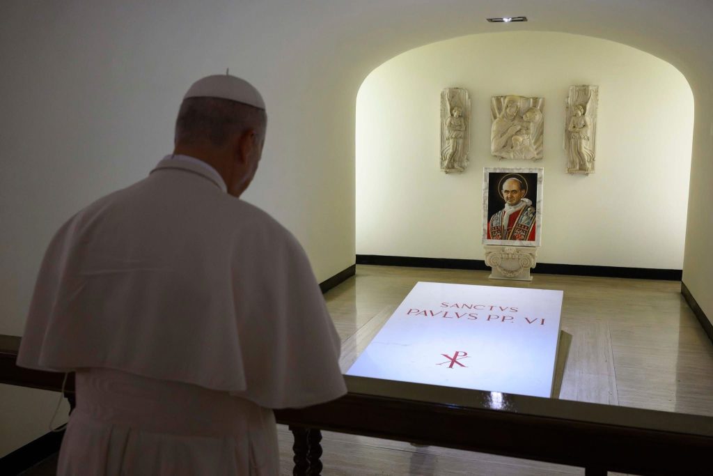 Papa Leone XIV in raccoglimento alla tomba di San Pietro e dei suoi predecessori dopo la Messa al Verano