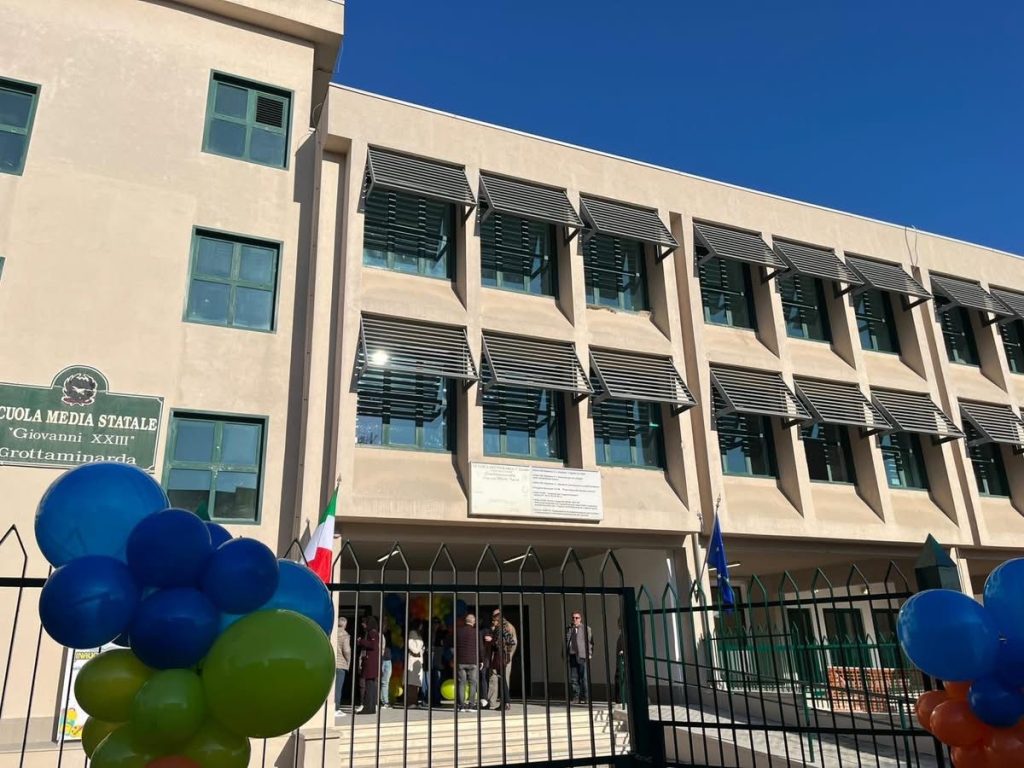 Grottaminarda, inaugurata la nuova ala della Scuola Media dopo i lavori di adeguamento sismico: “Una delle strutture più sicure d’Irpinia”