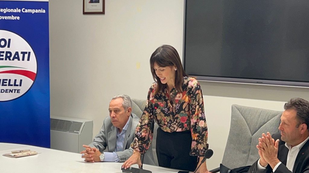 Sirignano, Mara Carfagna in Irpinia: “Serve un cambiamento dopo 10 anni di De Luca”. Incontro con il candidato Paolo Rozza