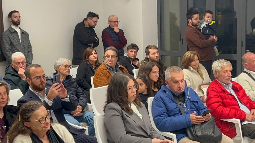 Sirignano, Mara Carfagna in Irpinia: “Serve un cambiamento dopo 10 anni di De Luca”. Incontro con il candidato Paolo Rozza
