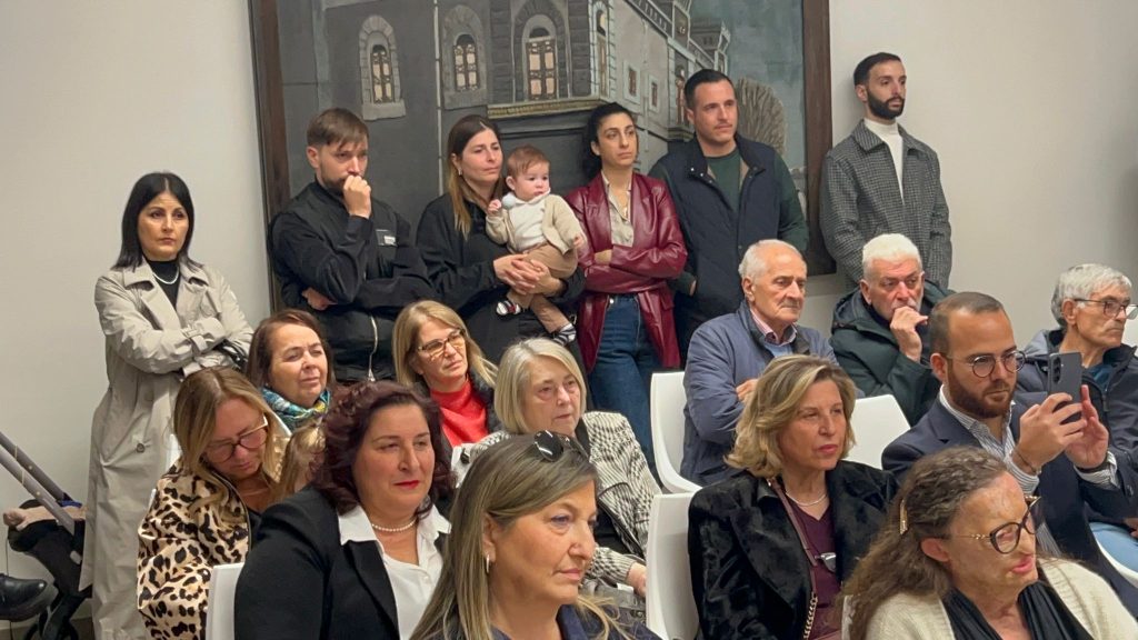 Sirignano, Mara Carfagna in Irpinia: “Serve un cambiamento dopo 10 anni di De Luca”. Incontro con il candidato Paolo Rozza