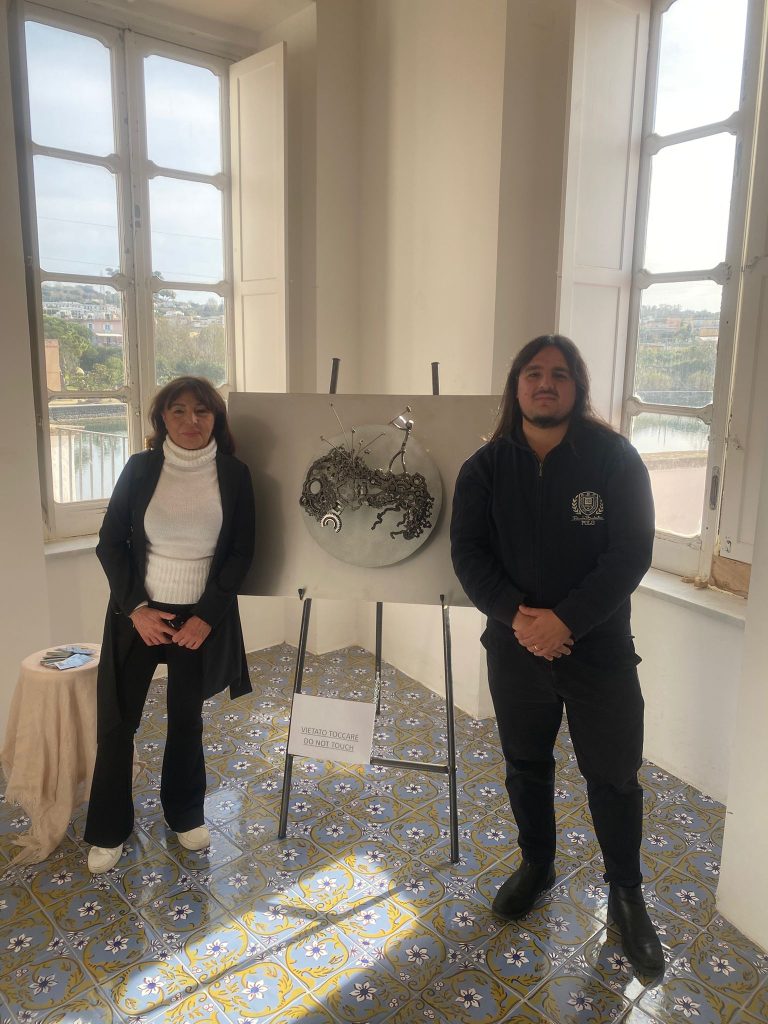 “Scinteie illumina Bacoli: primo premio alla mostra internazionale” “Scinteie illumina Bacoli: primo premio alla mostra internazionale”