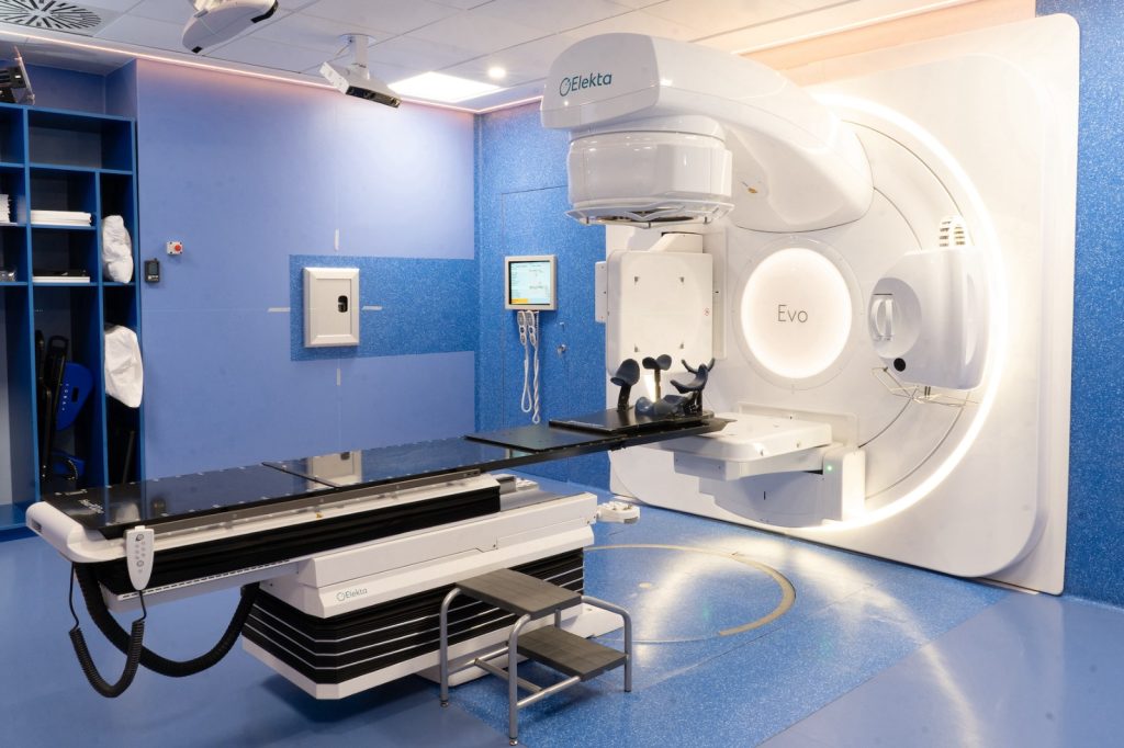 Elekta EVO, installato per la prima volta in Italia presso Emicenter di Casavatore (Napoli) è il CT Linac adattivo per cure oncologiche di livello superiore basato su intelligenza artificiale