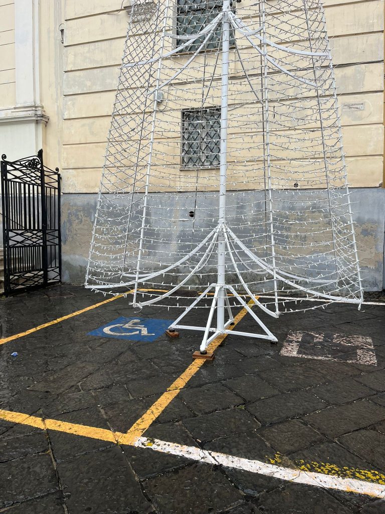 Mugnano del Cardinale, albero di Natale installato sullo stallo per disabili: polemiche