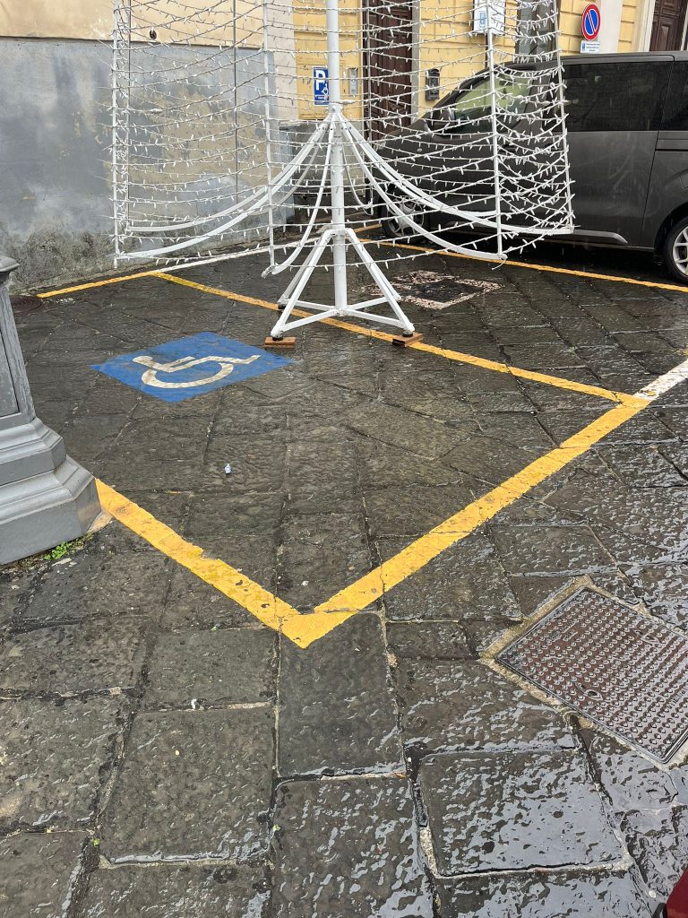 Mugnano del Cardinale, albero di Natale installato sullo stallo per disabili: polemiche