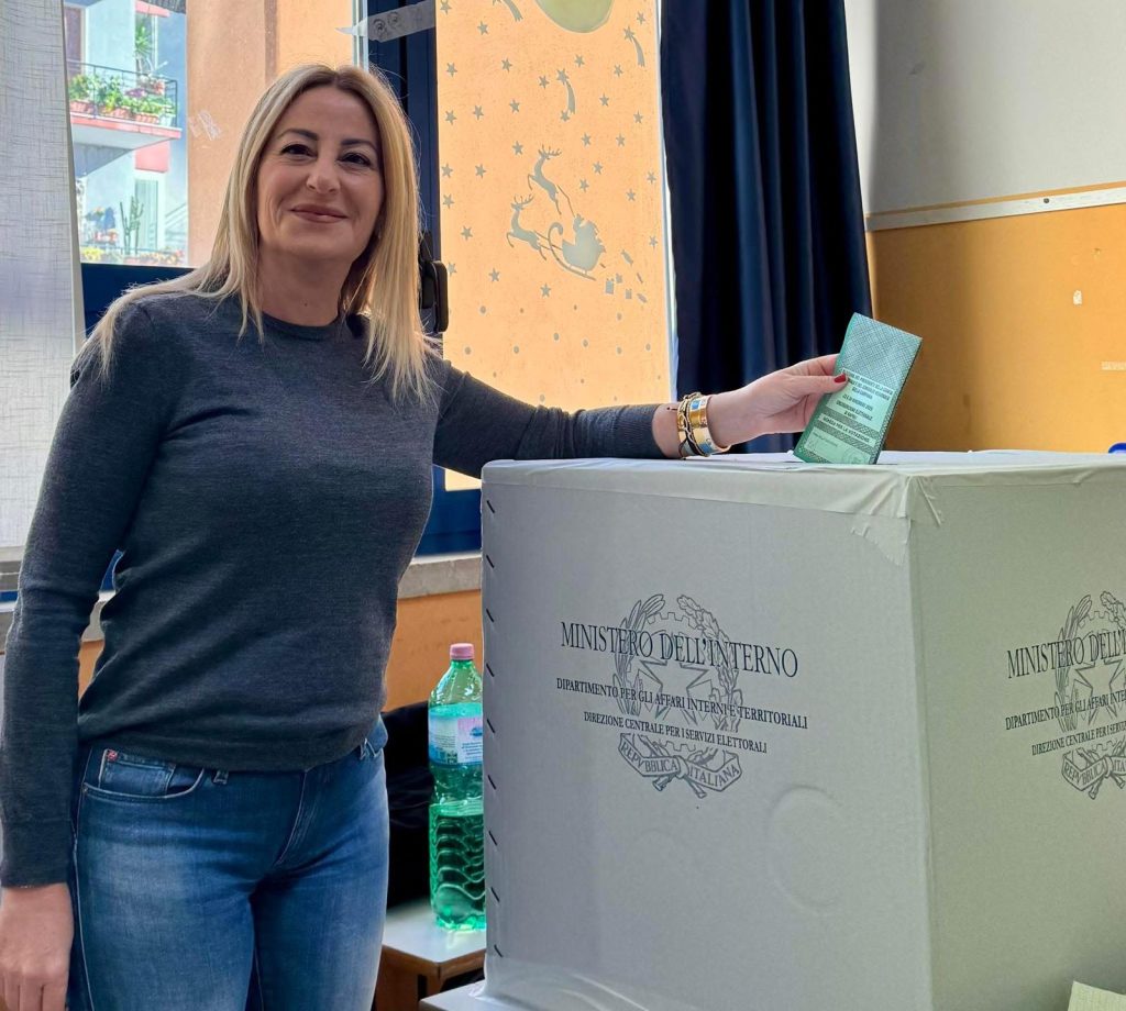 Il “rito dello scatto al seggio”: la tradizione ormai immancabile dei candidati e non davanti all’urna