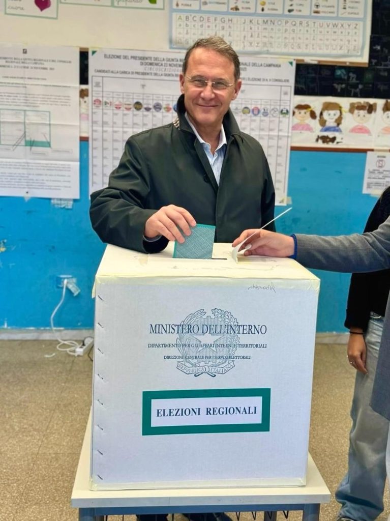 Il “rito dello scatto al seggio”: la tradizione ormai immancabile dei candidati e non davanti all’urna