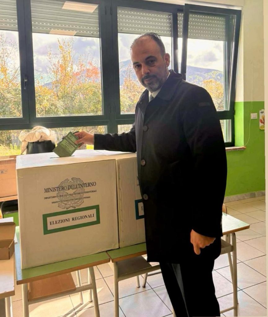 Il “rito dello scatto al seggio”: la tradizione ormai immancabile dei candidati e non davanti all’urna