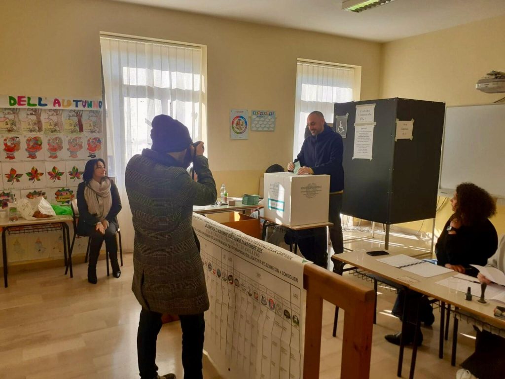 Il “rito dello scatto al seggio”: la tradizione ormai immancabile dei candidati e non davanti all’urna