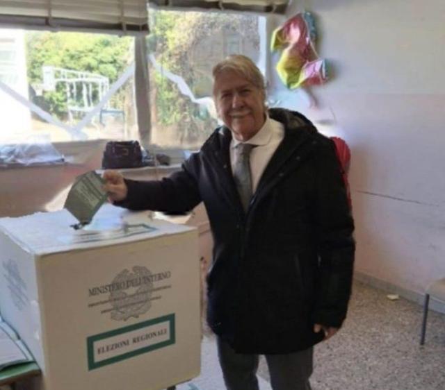 Il “rito dello scatto al seggio”: la tradizione ormai immancabile dei candidati e non davanti all’urna