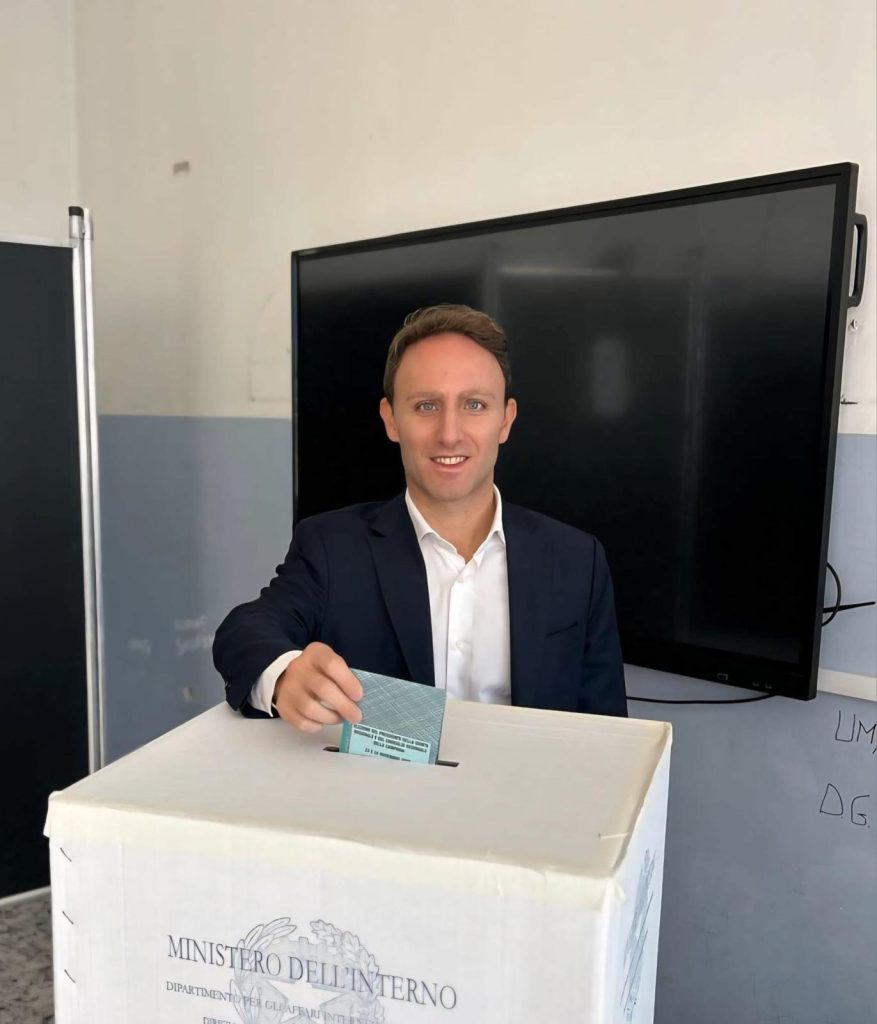 Il “rito dello scatto al seggio”: la tradizione ormai immancabile dei candidati e non davanti all’urna