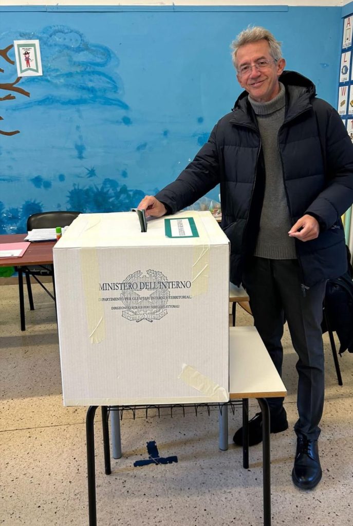 Il “rito dello scatto al seggio”: la tradizione ormai immancabile dei candidati e non davanti all’urna